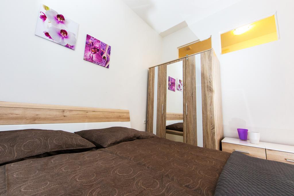 The Barts Apartments - Self Check-In Vienna Room photo